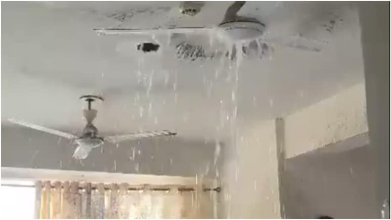 2 करोड़ रुपये के फ्लैट में छत से बह रहा 'झरना', पड़ोसियों ने वीडियो बनाया; बिल्डर को सुनाया; दिल्ली में कराई FIR!