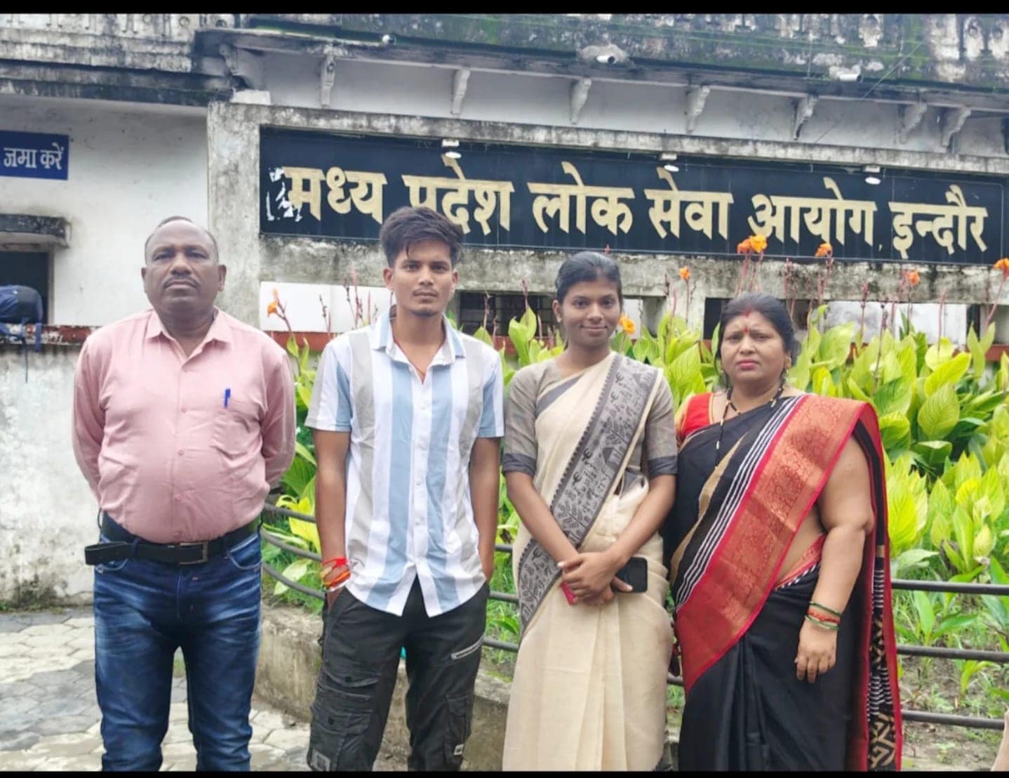 Shivani Uikey Success Story: शिवानी अब 27 जुलाई को बुरहानपुर में बतौर डिप्टी कलेक्टर पदभार ग्रहण करेंगी. परीक्षा में सफलता हासिल करने के बाद अपने परिवार के साथ शिवानी उइके Shivani Uikey Success Story: शिवानी अब 27 जुलाई को बुरहानपुर में बतौर डिप्टी कलेक्टर पदभार ग्रहण करेंगी. परीक्षा में सफलता हासिल करने के बाद अपने परिवार के साथ शिवानी उइके