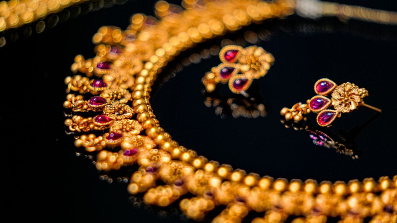 Best Traditional Jewellery: सिंपल साड़ी को मिलेगा रजवाड़ों वाला लुक, आज ही वार्डरोब में शामिल करें ये नेकलेस