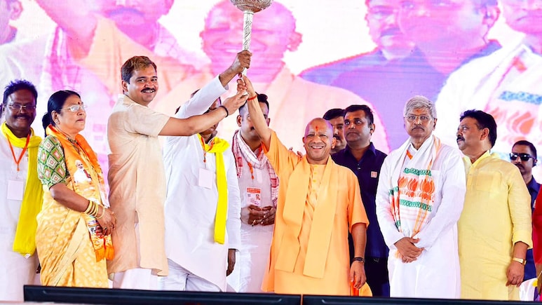 चुनाव से पहले सीएम योगी का यूपी में तूफानी दौरा, दो महीने में 200 विधानसभाओं में पहुंचे