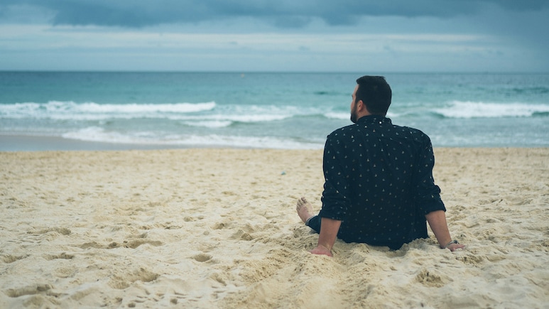 Man "Shocked And Confused" To Learn He Was Laid Off While on Vacation, Reddit Reacts