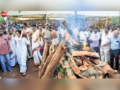 राजकीय सम्मान से हुआ एस जानकी का अंतिम संस्कार, जमाने की रीति-रिवाज छोड़ पोती ने दी मुखाग्नि