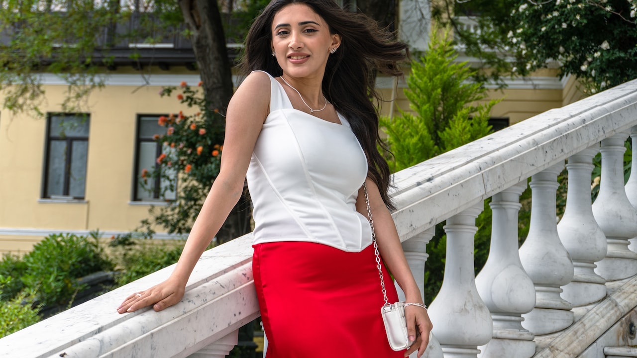 7 Workwear Tops That Stay Neat Without Constant Tucking 7 Workwear Tops That Stay Neat Without Constant Tucking
