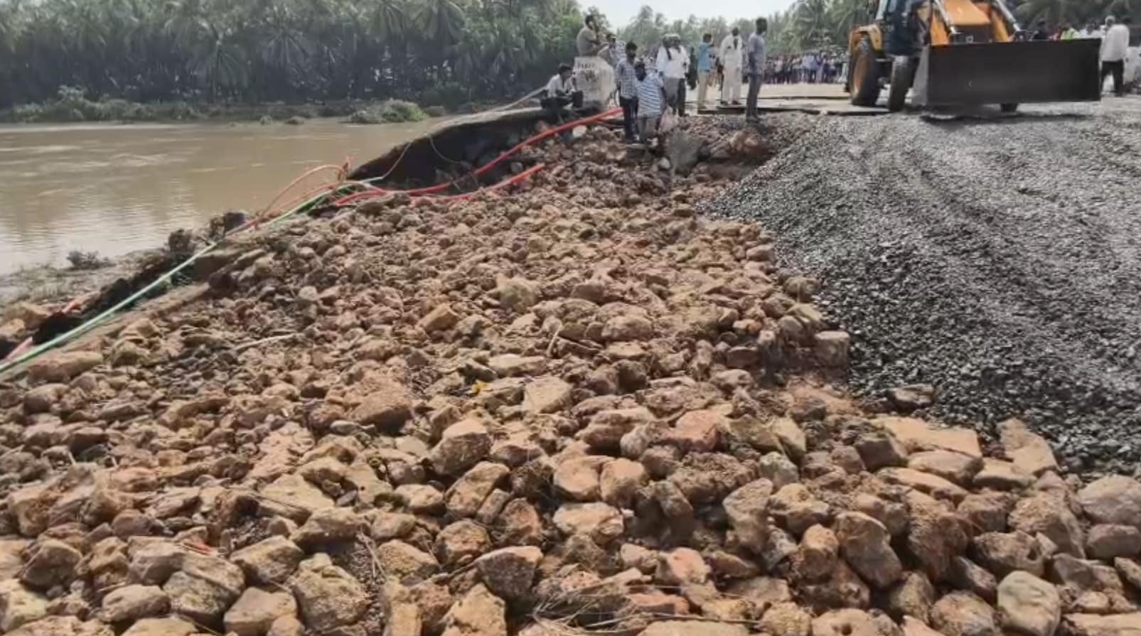 बारिश से बहा नेशनल हाईवे को ठीक करने का चल रहा काम. बारिश से बहा नेशनल हाईवे को ठीक करने का चल रहा काम.