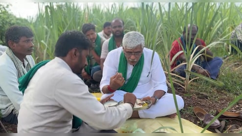 वीआईपी प्रोटोकॉल छोड़ खेत में बैठ गए केंद्रीय मंत्री शेखावत, किसानों के साथ भोजन का वीडियो वायरल