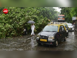 मुंबई में भारी बारिश के बीच स्कूल बंद होने और वर्क फ्रॉम होम का मैसेज वायरल, BMC ने बताया सच