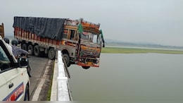 माही नदी में ग&zwj;िरने से बचा ट्रक, फिल्&zwj;मी स्&zwj;टाइल में गेमन पुल पर आधा लटका&nbsp;