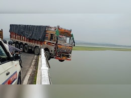 माही नदी में ग&zwj;िरने से बचा ट्रक, फिल्&zwj;मी स्&zwj;टाइल में गेमन पुल पर आधा लटका&nbsp;