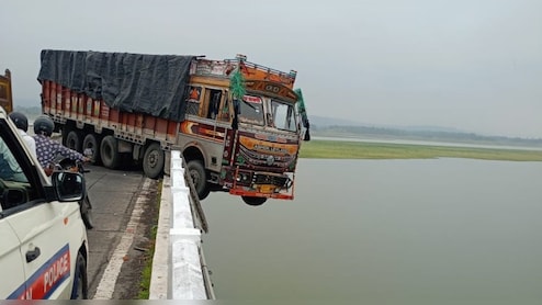 माही नदी में ग&zwj;िरने से बचा ट्रक, फिल्&zwj;मी स्&zwj;टाइल में गेमन पुल पर आधा लटका&nbsp;