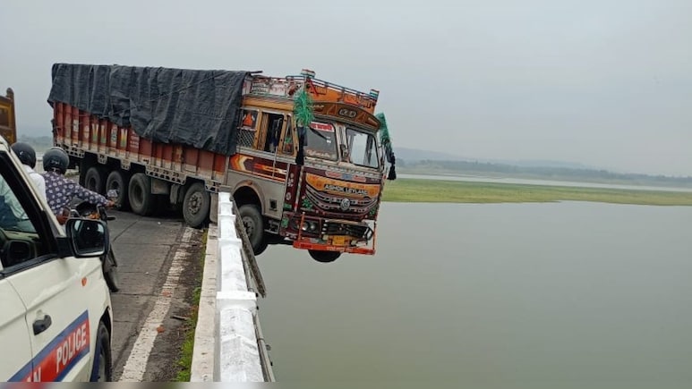 माही नदी में ग&zwj;िरने से बचा ट्रक, फिल्&zwj;मी स्&zwj;टाइल में गेमन पुल पर आधा लटका&nbsp;