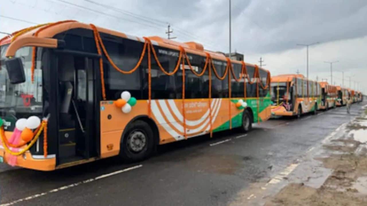 Noida Airport बस सेवा का नया टाइम-टेबल जारी, अब सीधे एयरपोर्ट तक चलेंगी डबल डेकर बसें