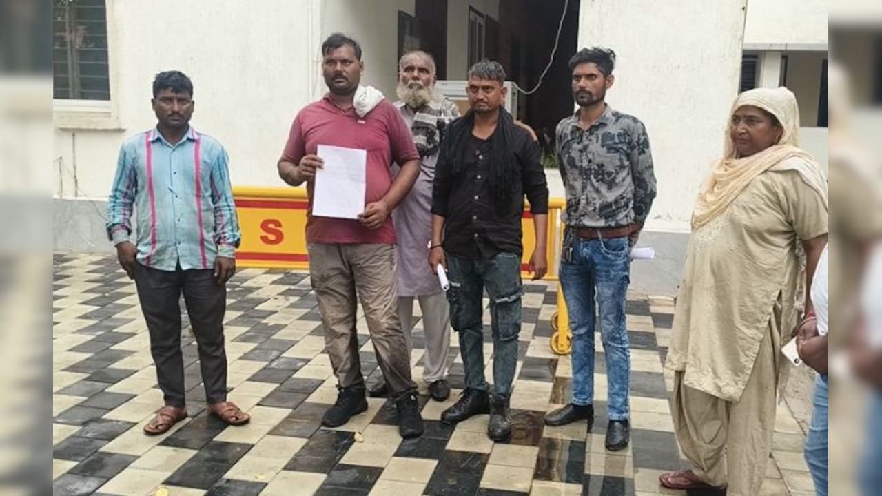 थाने में रिश्वतखोरी! पुलिसवालों ने व्यापारी को पीटा, 3.50 लाख रुपये किए गायब; दो आरक्षक निलंबित