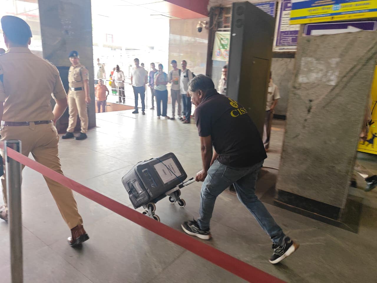 प्लेटफॉर्म पर हार्ट को ले जाती मेडिकल टीम, रास्ता क्लीयर कराते RPF जवान.