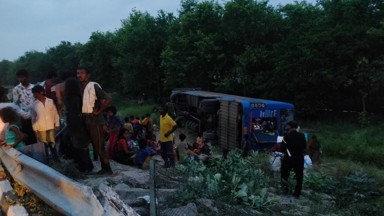 चालक को नींद आने से आगरा-लखनऊ एक्सप्रेस-वे पर हादसा, अनियंत्रित बस ने कार को चपेट में लिया; 5 की मौत