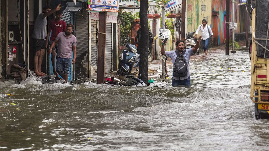 Weather Today LIVE Updates: दिल्ली में आज बारिश का 'रेड' और 'ऑरेंज' अलर्ट, आंधी और तूफान की भी चेतावनी