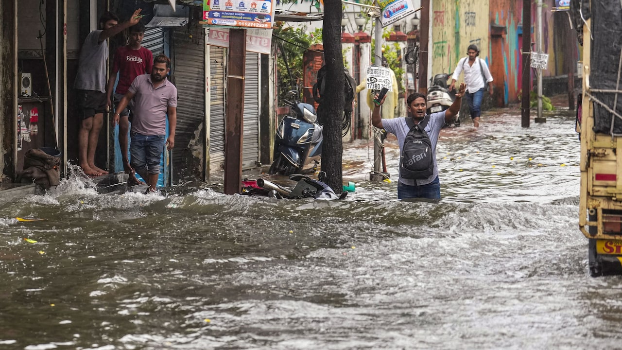 Weather Today LIVE Updates: दिल्ली-NCR में आज झमाझम बारिश, मुंबई वाले भी देखें मौसम विभाग का अलर्ट
