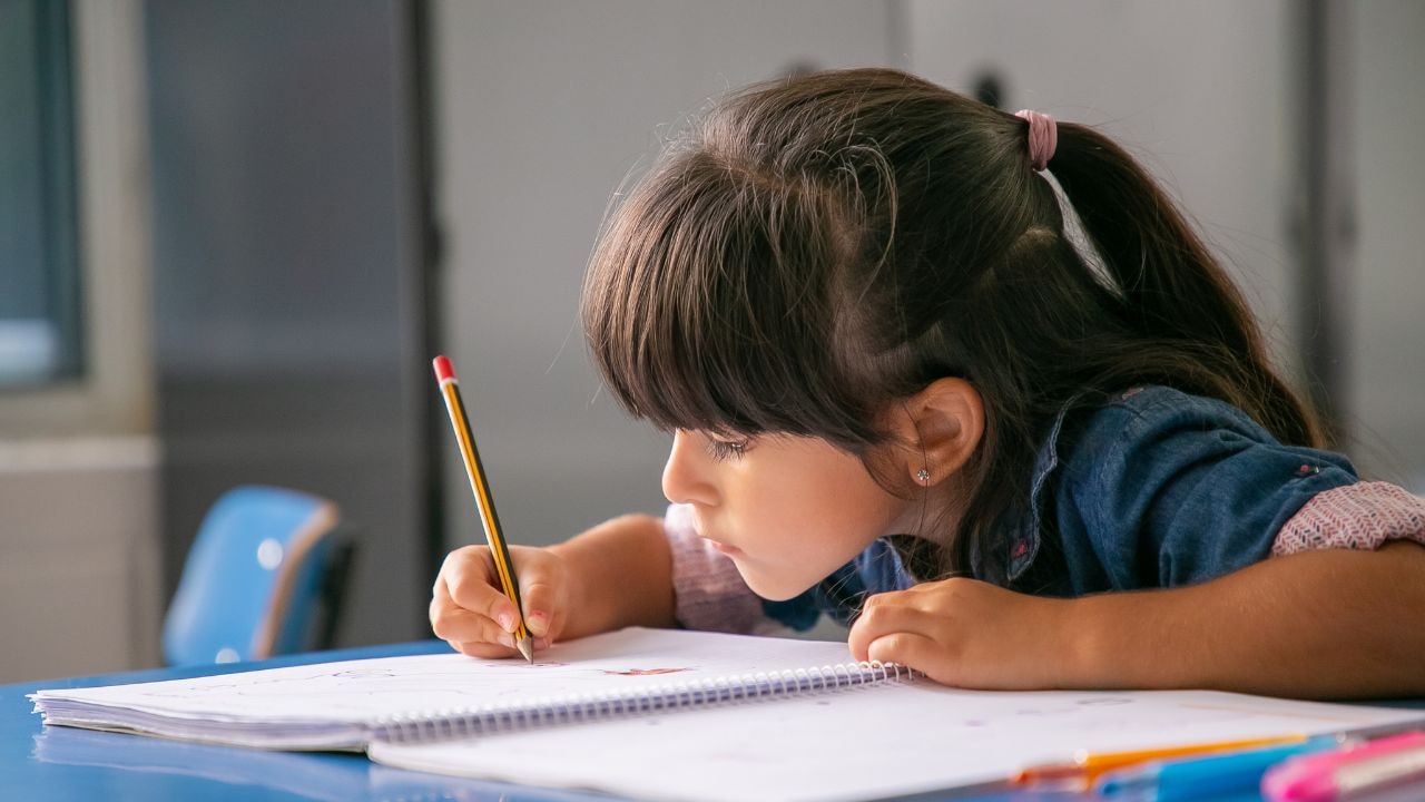 अगर बच्चे का पढ़ाई में मन ना लगे तो क्या करना चाहिए? पेरेंटिंग कोच ने बताया ये 3 आसान तरीके बढ़ा देंगे किताबों में दिलचस्पी
