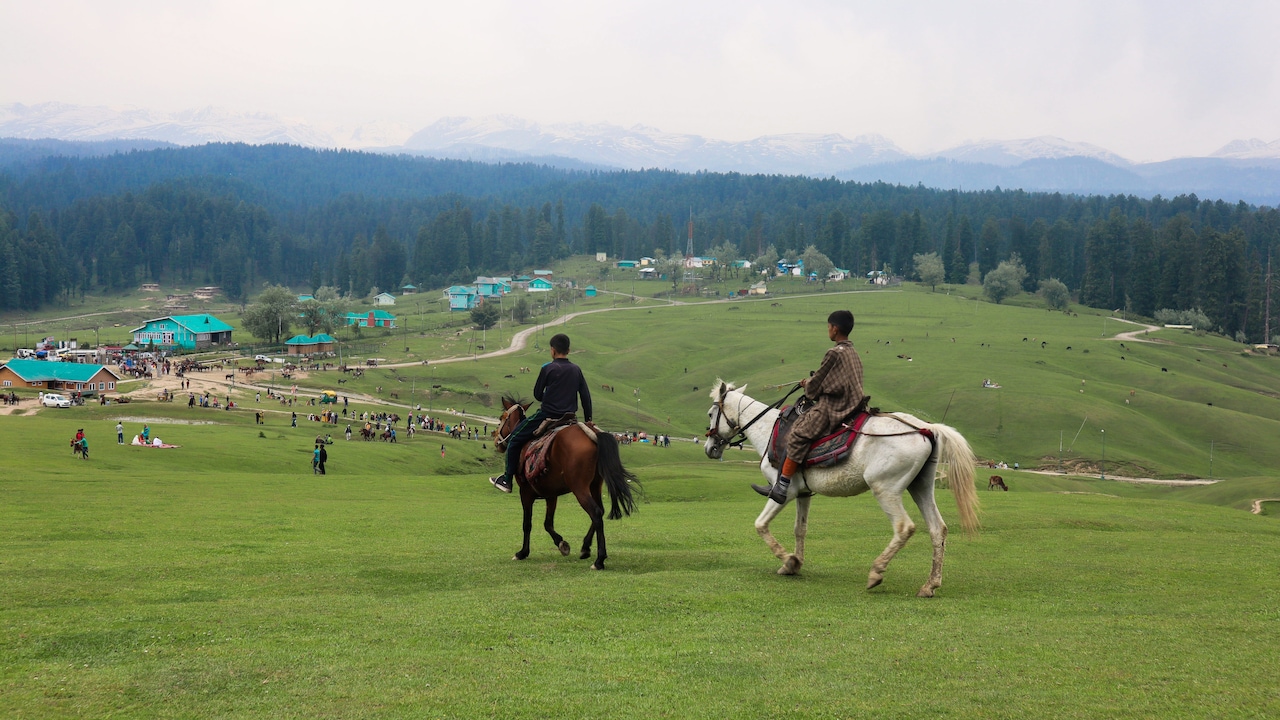 Which kaftan kurtis do you want to try in the valleys of Kashmir? Which kaftan kurtis do you want to try in the valleys of Kashmir?
