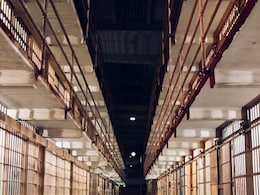 Tourist Mistakes Philippine Women's Jail For Hotel, Sparks Online Laughter