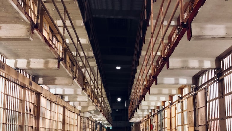 Tourist Mistakes Philippine Women's Jail For Hotel, Sparks Online Laughter