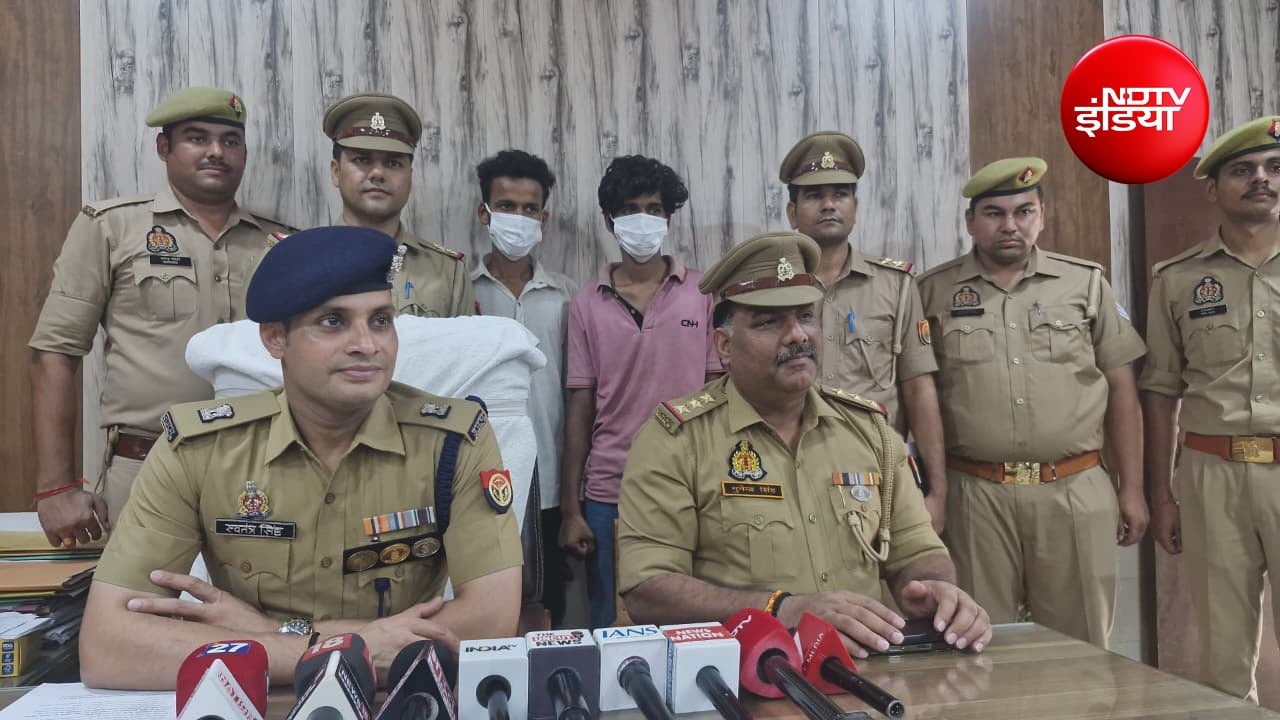 Greater Noida Bike Theft Gang: मामले की जानकारी देते पुलिस अधिकारी Greater Noida Bike Theft Gang: मामले की जानकारी देते पुलिस अधिकारी