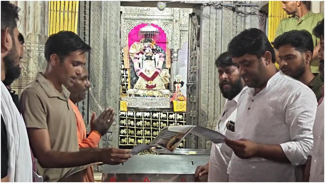 ना पुलिस, ना कलेक्टर... 5 मौतों का इंसाफ मांगने सीधे भगवान के दर पहुंचे लोग, अर्जी पढ़कर सुनाई