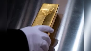 Gold Advances After Federal Reserve Keeps Interest Rates On Hold