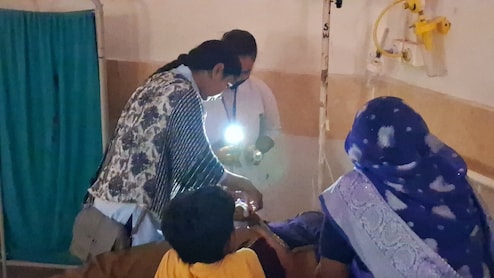 सरकारी अस्पताल में हाई वोल्टेज से उड़ गए उपकरण, बत्ती हुई गुल, अब टॉर्च से हो रहा इलाज