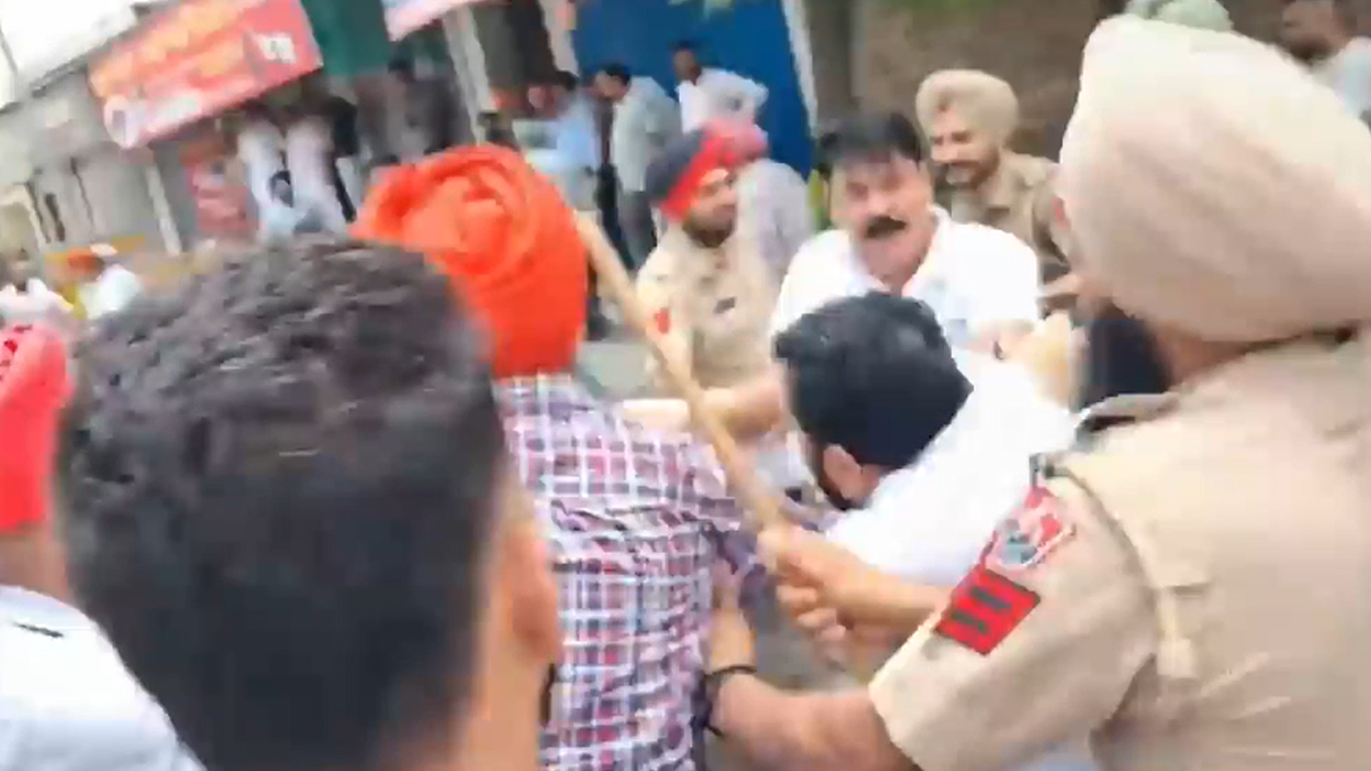 AAP vs Congress Clash in Punjab: Scuffle Erupts During Qadian Municipal Poll