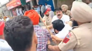 AAP vs Congress Clash in Punjab: Scuffle Erupts During Qadian Municipal Poll