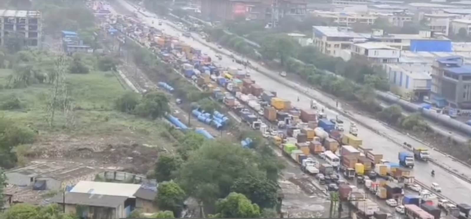  मुंबई-नासिक राजमार्ग पर भारी ट्रैफिक जाम देखने को मिल रहा है.  मुंबई की ओर जाने वाले मार्ग पर 5 से 7 किलोमीटर तक वाहनों की लंबी कतारें लग गई हैं.