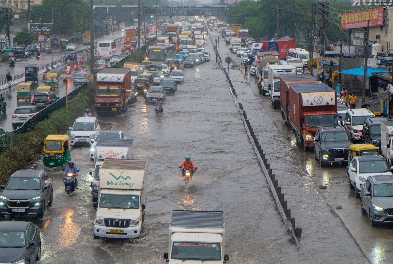 दिल्ली-NCR में भारी बारिश का रेड अलर्ट, जगह-जगह जलजमाव से ट्रैफिक का बुरा हाल