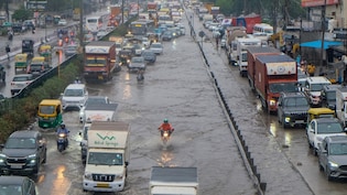 दिल्ली-NCR में भी झमाझम, कई इलाकों में भरा पानी, जान लीजिए मौसम विभाग का अपडेट