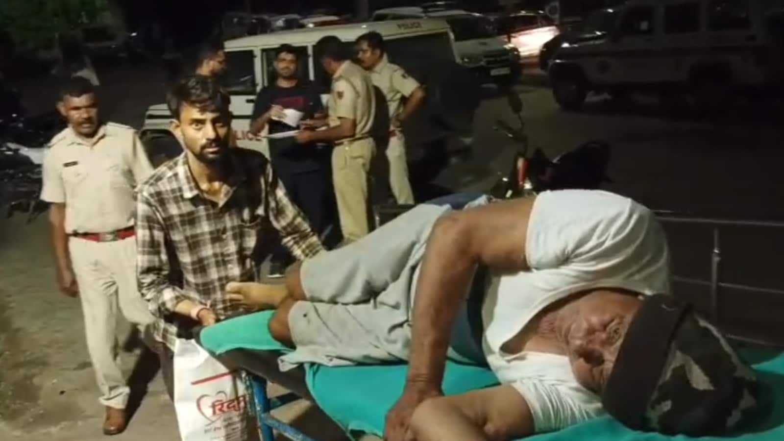 पुलिस की टीम नाथूलाल को उपचार के लिए हॉस्पिटल ले गई पुलिस की टीम नाथूलाल को उपचार के लिए हॉस्पिटल ले गई