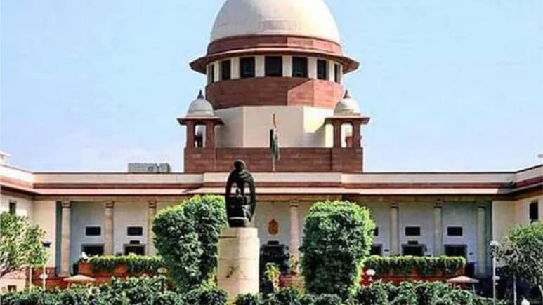 सुप्रीम कोर्ट में याचिकाकर्ता का उत्पात, कागज उड़ाए और चिल्लाया