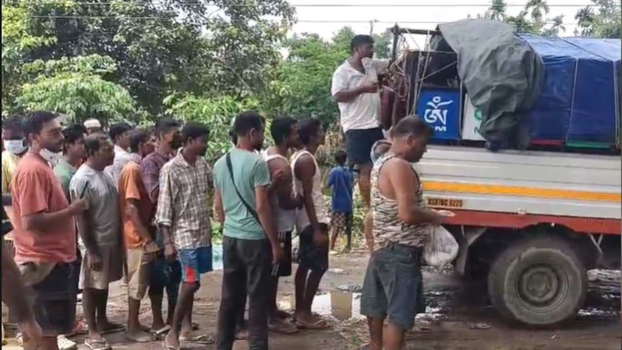 खाने के लिए तरस रहे लोग.