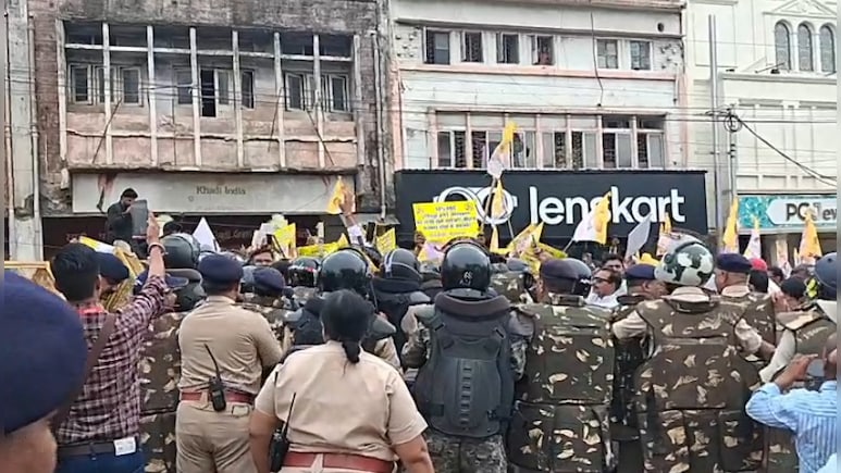 OBC महासभा के कार्यकर्ताओं का प्रदर्शन, भोपाल में विधानसभा घेरने निकले तो पुलिस ने की पानी की बौछार