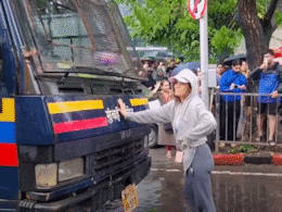 Viral Video: तर आताचा सोडा...आंदोलक विद्यार्थ्यांसाठी थेट पोलीस व्हॅनसमोर उभी राहणारी 'ही' तरुणी आहे तरी कोण?