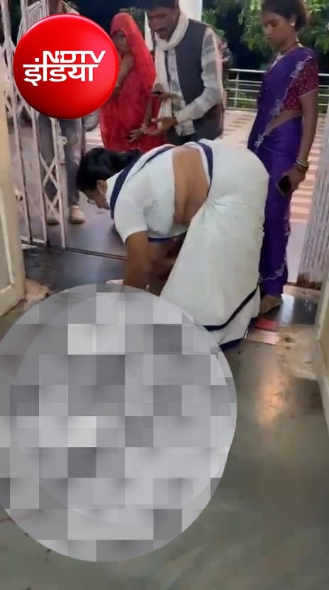 Vidisha District Hospital: बाद में अस्पतालकर्मी एक्शन में आए Vidisha District Hospital: बाद में अस्पतालकर्मी एक्शन में आए