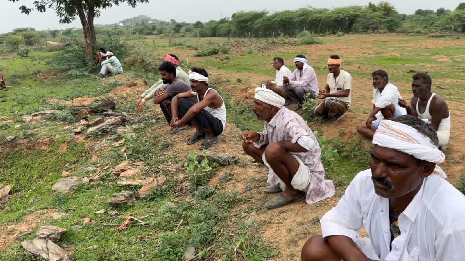 ग्रामीणों ने आरोुप लगाया कि श्मशान भूमि पर कुछ लोगों का अवैध कब्जा है ग्रामीणों ने आरोुप लगाया कि श्मशान भूमि पर कुछ लोगों का अवैध कब्जा है
