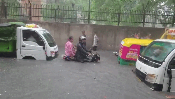 पहली तेज बारिश में 'दरिया' बनी दिल्ली, संगम विहार में डूबी बाइकें, नोएडा का भी बुरा हाल