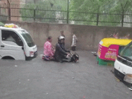 पहली तेज बारिश में 'दरिया' बनी दिल्ली, संगम विहार में डूबी बाइकें, नोएडा का भी बुरा हाल, VIDEO