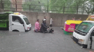 पहली तेज बारिश में 'दरिया' बनी दिल्ली, संगम विहार में डूबी बाइकें, नोएडा का भी बुरा हाल