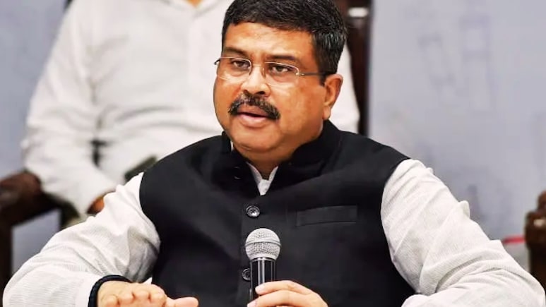 शिक्षणमंत्री धर्मेंद्र प्रधानांच्या राजीनाम्यासाठी देशभरात आक्रोश; मंत्र्यांकडे संपत्ती किती, माहिती आहे?