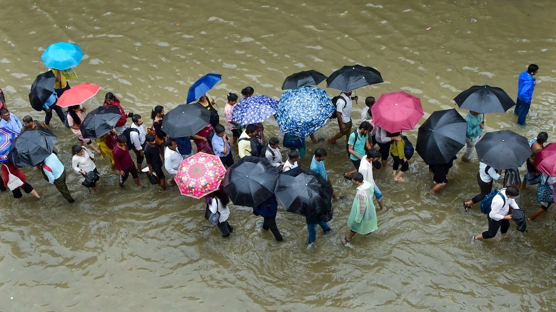 Mumbai Rains Live Updates: Heavy Rain Continues In Mumbai, Thane; IMD Warns of Extremely Heavy Downpours
