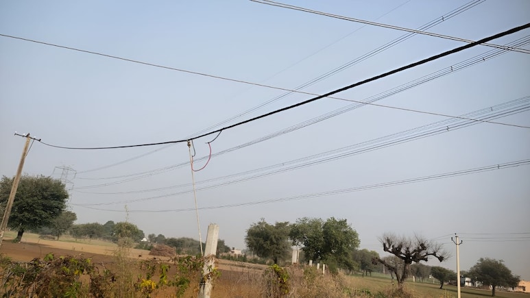 कोटा में हाईटेंशन लाइन का इंसुलेटर फटा, घरों में दौड़ा करंट, एक की मौत