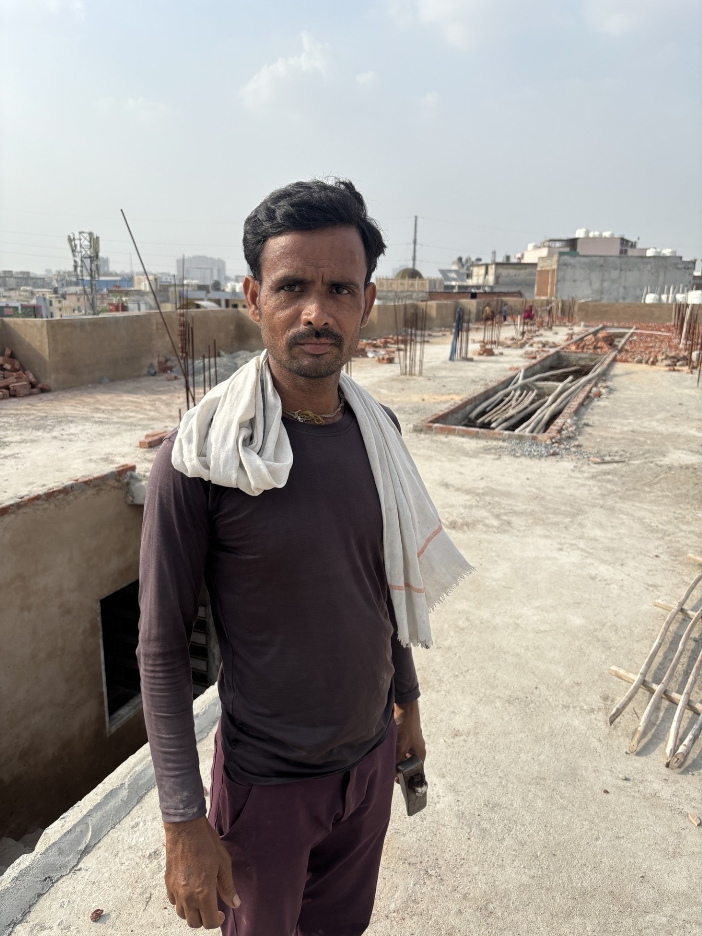 नोएडा आग में लोगों की मदद करने वाले रवि शाक्य नोएडा आग में लोगों की मदद करने वाले रवि शाक्य