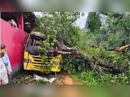 कर्नाटक में भीषण हादसा, स्कूल बस पर पेड़ ग&zwj;िरने से 5 साल की बच्ची की दर्दनाक मौत; दो बच्&zwj;चे घायल