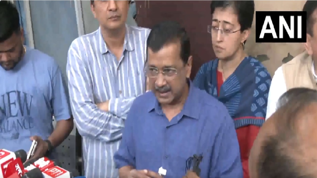 बच्चों पर लाठीचार्ज, आज तक ऐसा दमन नहीं देखा... अरविंद केजरीवाल घायल छात्रों से मिलने पहुंचे