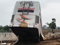NH-21 पर स्&zwj;लीपर बस की स्टेयर&zwj;िंग अचानक फेल, पेट्रोल पंप की दीवार तोड़ते हुए खेत में पहुंच गई&nbsp;